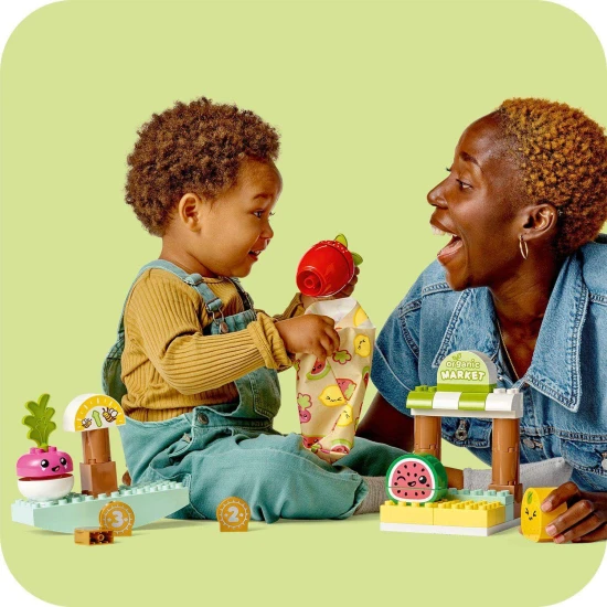 Egy imádnivaló termelői piac megmutatja a gyerekeknek, hogyan vásároljanak.