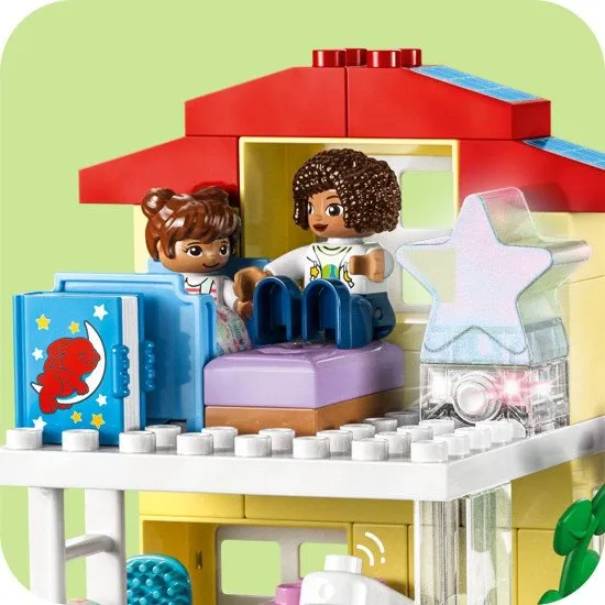 LEGO DUPLO Családi ház 3 az 1-ben: Háromszintes ház, garázs autóval és növényekkel teli kert.