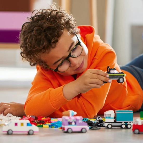 LEGO Classic Kreatív járművek LEGO® Classic Creative járművek (11036) – 900 kockát és 52 kereket tartalmazó készlet különböző színű járművek építéséhez 5 éves kortól.