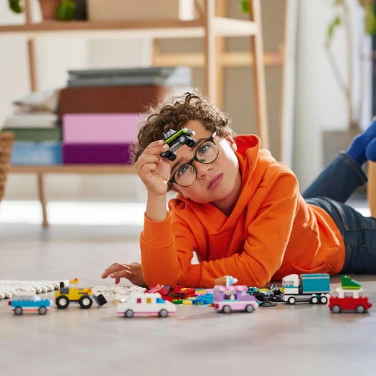 LEGO Classic Kreatív járművek LEGO® Classic Creative járművek (11036) – 900 kockát és 52 kereket tartalmazó készlet különböző színű járművek építéséhez 5 éves kortól.