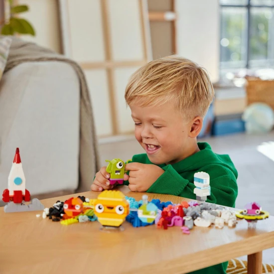 LEGO® Classic Creative Planets (11037) gyerekeknek szánt építőkészlet űrsiklóval, űrhajós- és naprendszer-modellekkel, színes blokkokkal és világító elemekkel az éjszakai űrkutatáshoz.