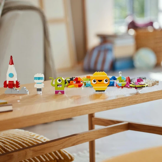 LEGO® Classic Creative Planets (11037) gyerekeknek szánt építőkészlet űrsiklóval, űrhajós- és naprendszer-modellekkel, színes blokkokkal és világító elemekkel az éjszakai űrkutatáshoz.