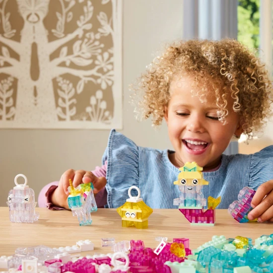 Kreatív LEGO Classic építőkészlet áttetsző blokkokkal a végtelen építési lehetőségekért.