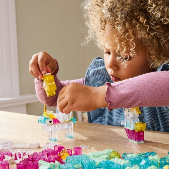 Kreatív LEGO Classic építőkészlet áttetsző blokkokkal a végtelen építési lehetőségekért.