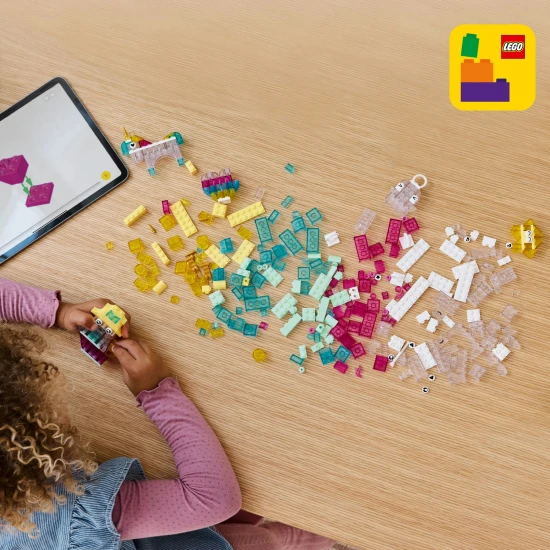 Kreatív LEGO Classic építőkészlet áttetsző blokkokkal a végtelen építési lehetőségekért.