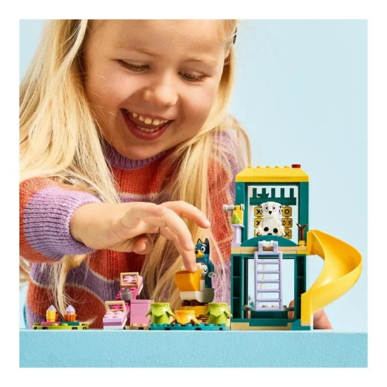 LEGO Bluey 11201 - Játszótéri szórakozás Blueyval és Chloéval