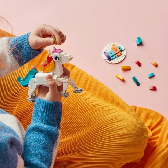 A LEGO® Creator 3 az 1-ben építőkészlet (31140) egy varázslatos egyszarvúval, csikóhalral és pávával, színes, pozícionálható modelleket tartalmaz az építkezéshez és a bemutatáshoz, ideális 7 éves és idősebb gyermekek számára.