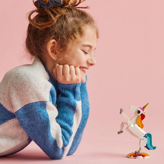 A LEGO® Creator 3 az 1-ben építőkészlet (31140) egy varázslatos egyszarvúval, csikóhalral és pávával, színes, pozícionálható modelleket tartalmaz az építkezéshez és a bemutatáshoz, ideális 7 éves és idősebb gyermekek számára.