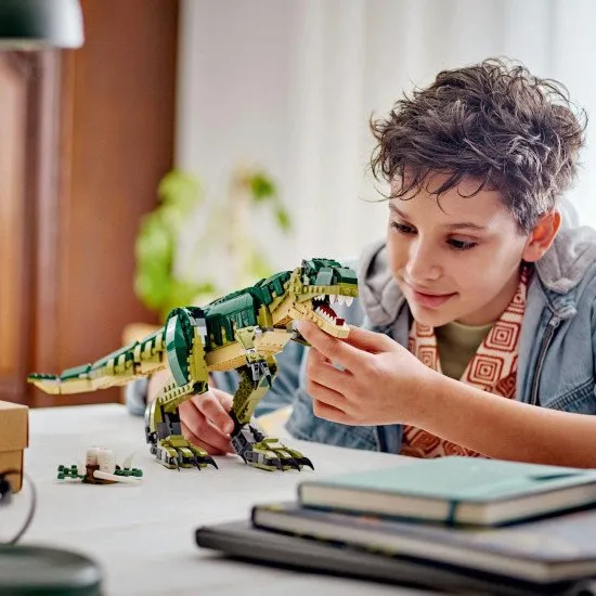 LEGO® Creator 3 az 1-ben modellek: T-Rex, Triceratops és Pterodactyl működés közben – a tökéletes készlet a dinoszauruszok szerelmeseinek.