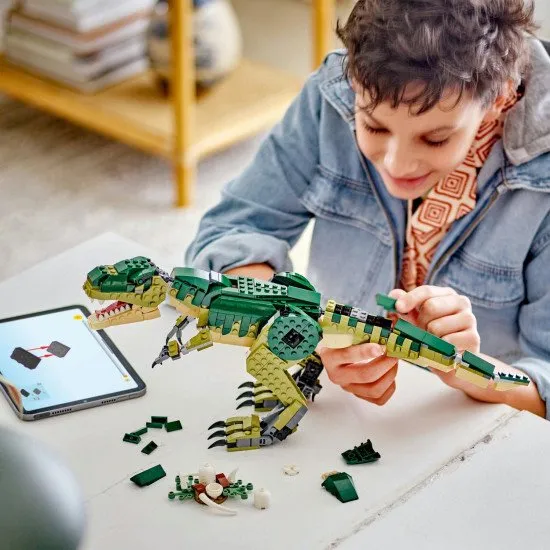 LEGO® Creator 3 az 1-ben modellek: T-Rex, Triceratops és Pterodactyl működés közben – a tökéletes készlet a dinoszauruszok szerelmeseinek.