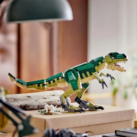LEGO® Creator 3 az 1-ben modellek: T-Rex, Triceratops és Pterodactyl működés közben – a tökéletes készlet a dinoszauruszok szerelmeseinek.