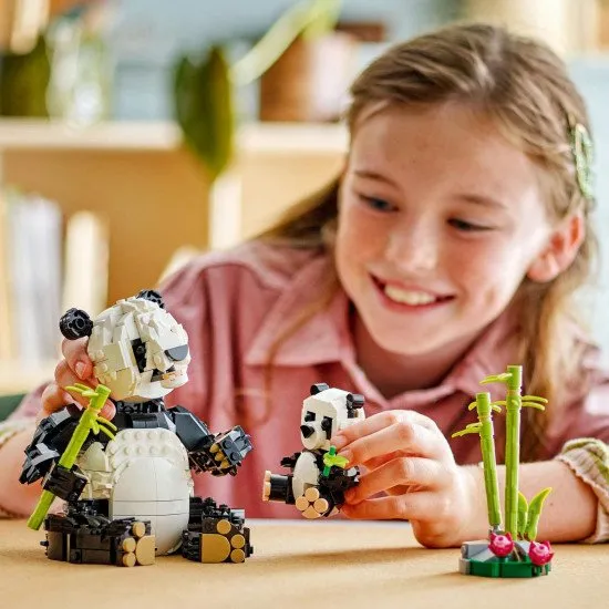 LEGO CREATOR Vadon élő állatok: Panda család - panda kölyökkel a dzsungelben és különféle újraépíthető állatmodellekkel.