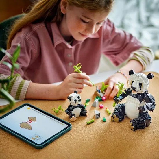 LEGO CREATOR Vadon élő állatok: Panda család - panda kölyökkel a dzsungelben és különféle újraépíthető állatmodellekkel.