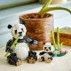 LEGO CREATOR Vadon élő állatok: Panda család - panda kölyökkel a dzsungelben és különféle újraépíthető állatmodellekkel.