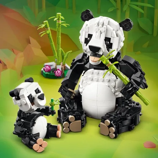 LEGO CREATOR Vadon élő állatok: Panda család - panda kölyökkel a dzsungelben és különféle újraépíthető állatmodellekkel.