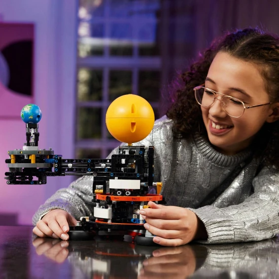 A LEGO Technic Föld és Hold bolygó kering LEGO® Technic Planet Earth and Moon in Orbit (42179) – modell pálya- és forgáskijelzővel, működő főtengellyel és a Hold fázisainak képeivel
