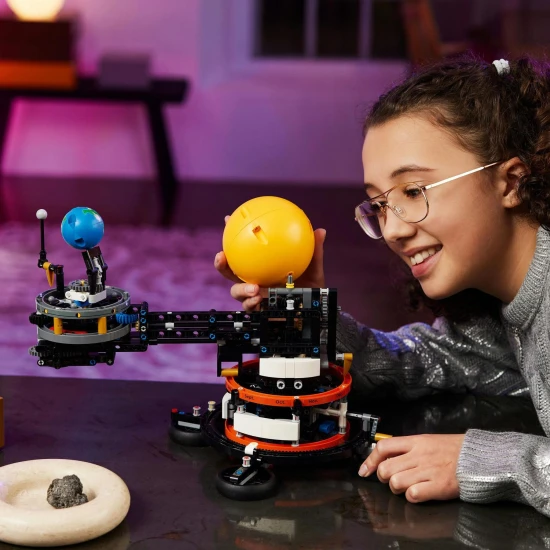 A LEGO Technic Föld és Hold bolygó kering LEGO® Technic Planet Earth and Moon in Orbit (42179) – modell pálya- és forgáskijelzővel, működő főtengellyel és a Hold fázisainak képeivel