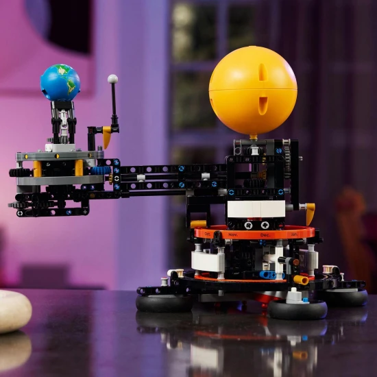 A LEGO Technic Föld és Hold bolygó kering LEGO® Technic Planet Earth and Moon in Orbit (42179) – modell pálya- és forgáskijelzővel, működő főtengellyel és a Hold fázisainak képeivel