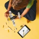 LEGO® Technic 42198 Repülőgép a távoli területekre – Forgó propellerrel és zebrával rendelkező modell.
