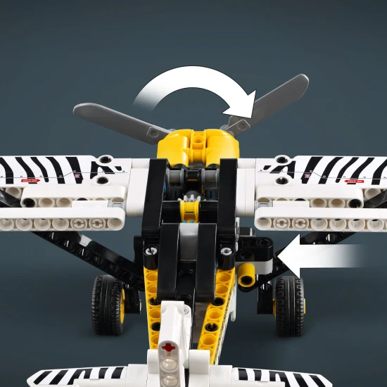 LEGO® Technic 42198 Repülőgép a távoli területekre – Forgó propellerrel és zebrával rendelkező modell.