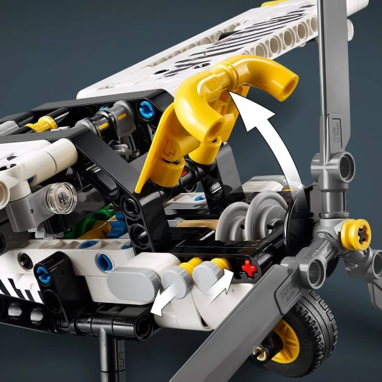 LEGO® Technic 42198 Repülőgép a távoli területekre – Forgó propellerrel és zebrával rendelkező modell.