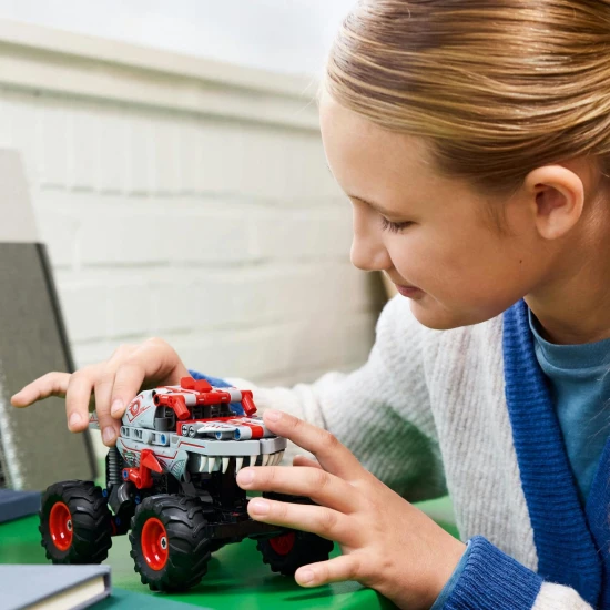 LEGO TECHNIC 42200 Monster Jam ThunderROARus tekercsmotorral LEGO® Technic 42200 Monster Jam™ ThunderROARus™ – Monster truck kihúzható motorral, valósághű részletekkel és agresszív kialakítással.