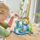 Leo, Alba, Aliya és Sara a víziparkban szórakoznak. A gyerekek különféle csúszdákat próbálhatnak ki, beleértve a csavaros, zárt és emelős csúszdát.