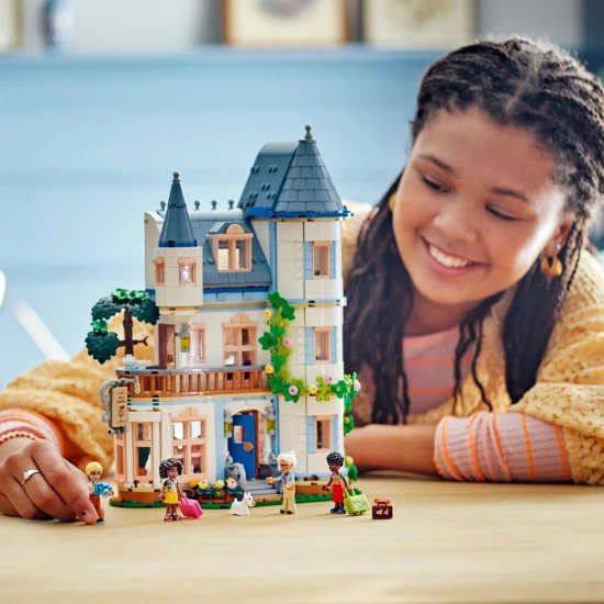 LEGO Friends Stílusos szálloda egy kastélyban francia dizájnnal, luxuslakosztály karmos lábfürdővel, télikert, recepciós pult és egy titokzatos tetőtér, tele történelmi műtárgyakkal.
