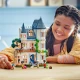 LEGO Friends Stílusos szálloda egy kastélyban francia dizájnnal, luxuslakosztály karmos lábfürdővel, télikert, recepciós pult és egy titokzatos tetőtér, tele történelmi műtárgyakkal.