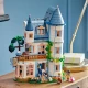 LEGO Friends Stílusos szálloda egy kastélyban francia dizájnnal, luxuslakosztály karmos lábfürdővel, télikert, recepciós pult és egy titokzatos tetőtér, tele történelmi műtárgyakkal.