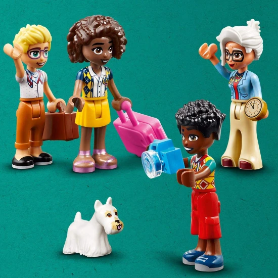 LEGO Friends Stílusos szálloda egy kastélyban francia dizájnnal, luxuslakosztály karmos lábfürdővel, télikert, recepciós pult és egy titokzatos tetőtér, tele történelmi műtárgyakkal.