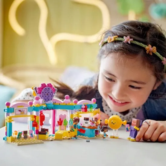  LEGO® Friends 42649 Heartlake édességbolt 3 karakterrel és szórakoztató játékkellékekkel.