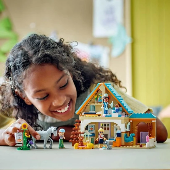LEGO Friends 42651 – Állatkórház lovaknak és házi kedvenceknek minifigurákkal, lóval, kutyákkal és macskával