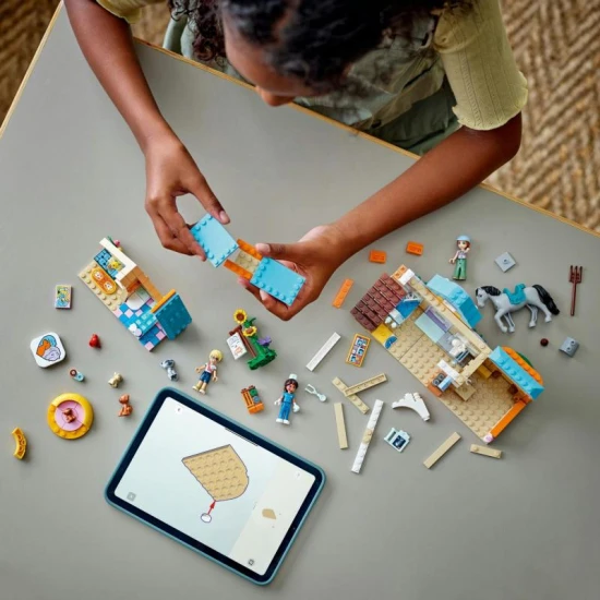 LEGO Friends 42651 – Állatkórház lovaknak és házi kedvenceknek minifigurákkal, lóval, kutyákkal és macskával