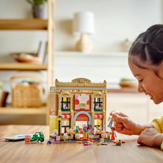 LEGO Friends étterem kiegészítőkkel teli konyhával