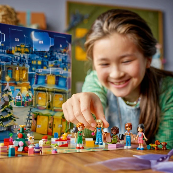 LEGO Friends Adventi naptár 2025 42668 – 5 minibaba, 5 háziállat és 24 meglepetés ünnepi tevékenységekkel