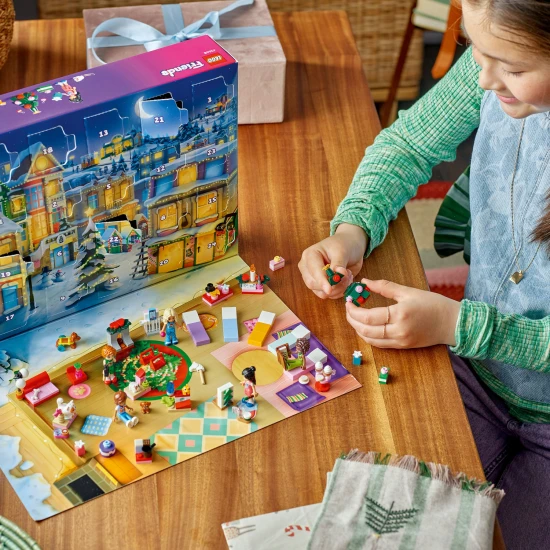 LEGO Friends Adventi naptár 2025 42668 – 5 minibaba, 5 háziállat és 24 meglepetés ünnepi tevékenységekkel