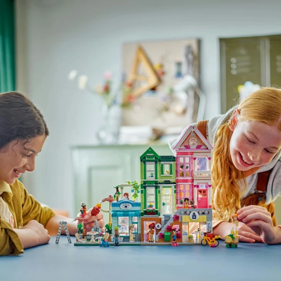 LEGO® Friends 42670 Heartlake apartmanok és üzletek – kreatív építőkészlet 9 karakterrel, pékséggel, kerámiastúdióval és egyéb részletekkel.