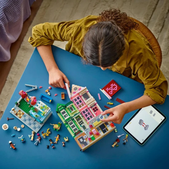 LEGO® Friends 42670 Heartlake apartmanok és üzletek – kreatív építőkészlet 9 karakterrel, pékséggel, kerámiastúdióval és egyéb részletekkel.