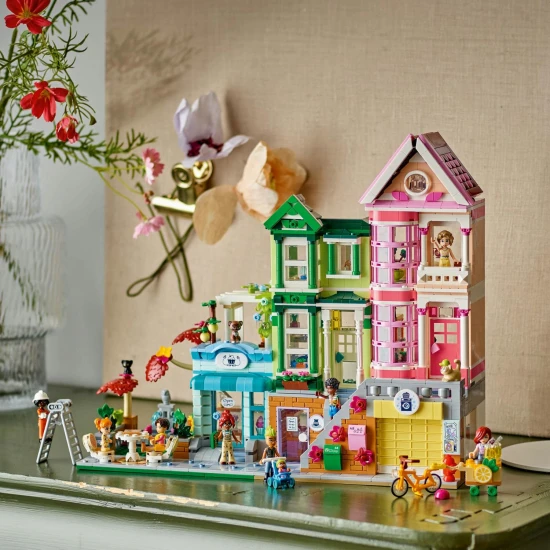 LEGO® Friends 42670 Heartlake apartmanok és üzletek – kreatív építőkészlet 9 karakterrel, pékséggel, kerámiastúdióval és egyéb részletekkel.