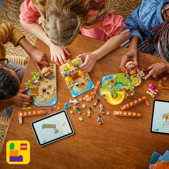 LEGO Friends 42673 Családi nyaralás a tengerparton – 6 minibaba, delfin, teknőc és kiegészítők a strand- és vízi játékhoz
