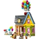 LEGO Disney House a fent című filmből: Részletes modell léggömbökkel, kéményekkel és karakterfigurákkal.