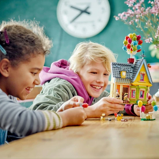 LEGO Disney House a fent című filmből: Részletes modell léggömbökkel, kéményekkel és karakterfigurákkal.