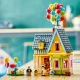 LEGO Disney House a fent című filmből: Részletes modell léggömbökkel, kéményekkel és karakterfigurákkal.