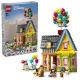 LEGO Disney House a fent című filmből: Részletes modell léggömbökkel, kéményekkel és karakterfigurákkal.