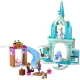 LEGO Ice Kingdom: Elza és a kastély építőkészlet Elza és Anna minifigurákkal, Bruni és a rénszarvas háziállatokkal, konyhával, kandallóval, hintával, csúszdával, tábortűzzel és jégkenuval. 