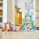 LEGO Ice Kingdom: Elza és a kastély építőkészlet Elza és Anna minifigurákkal, Bruni és a rénszarvas háziállatokkal, konyhával, kandallóval, hintával, csúszdával, tábortűzzel és jégkenuval. 