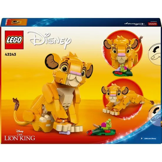Lion King Simba modell forgó fejjel, mozgatható lábakkal és farokkal. Simba állva látható, készen katicabogarak, hernyók és csigák vadászatára, körülvéve az afrikai szavanna természetes elemeivel.