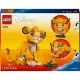 Lion King Simba modell forgó fejjel, mozgatható lábakkal és farokkal. Simba állva látható, készen katicabogarak, hernyók és csigák vadászatára, körülvéve az afrikai szavanna természetes elemeivel.