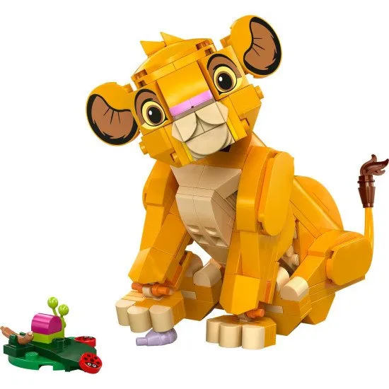 Lion King Simba modell forgó fejjel, mozgatható lábakkal és farokkal. Simba állva látható, készen katicabogarak, hernyók és csigák vadászatára, körülvéve az afrikai szavanna természetes elemeivel.